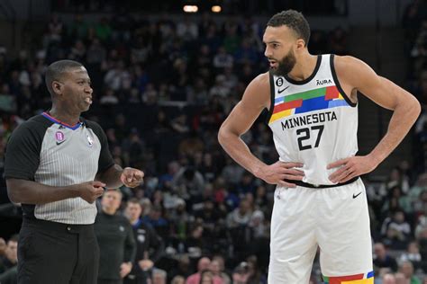 Rudy Gobert punches teammate Kyle Anderson,。